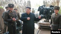 북한 김정은 노동당 위원장이 연평도 인근 서해 최전방에 있는 갈리도 전초기지와 장재도 방어대를 잇달아 시찰했다고 북한 조선중앙통신이 13일 보도했다. 