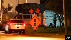 La police en cours d'opération devant un club à Cincinnati, dans l'Ohio, le 26 mars 2017.