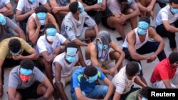 Para korban penipuan atau perdagangan manusia untuk dipaksa bekerja di pusat penipuan daring di Myanmar, tampak di perbatasan Thailand-Myanmar setelah tindakan keras terhadap kompleks yang dijalankan oleh geng-geng kriminal di Myawaddy, Myanmar, 26 Februari 2025. 