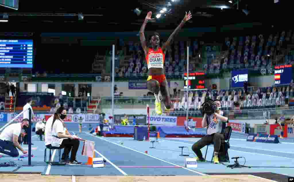 فاطمه دیامه از اسپانیا، در حال پرش در رقابت‌های پرش طول در مسابقات دو و میدانی داخل سالن اروپا که در لهستان در حال برگزاری است.