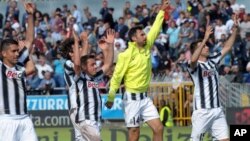 Pemain Juventus merayakan kemenangan mereka di akhir pertandingan sepakbola Seri A antara Novara dan Juventus di Stadium Silvio Piola di Novara, Italia (29/4).