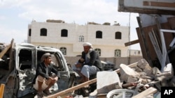 Gedung-gedung yang rusak akibat serangan udara yang dipimpin Saudi di Sanaa, Yaman, Rabu, 6 Januari 2016.