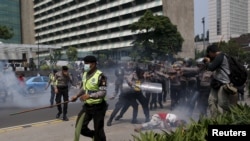 Polisi di Jakarta bentrok dengan para demonstran yang memprotes kekuasaan pemerintah Indonesia di provinsi Papua Barat, 1 Desember 2015. (Foto: Dok)