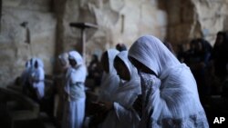 Des chrétiens orthodoxes célébrant le dimanche des Rameaux dans l'église Samaan el-Kharaz dans le quartier de Mokattam au Caire, en Egypte, le 5 avril 2015. 