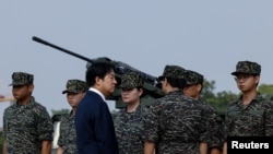 Presiden Taiwan Lai Ching-te berkunjung ke pangkalan militer di Taoyuan, Taiwan, pada 18 Oktober 2024. (Foto: Reuters/Tyrone Siu)