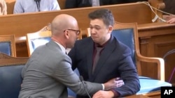 Kajl Ritenhaus plače posle čitanja presude kojom je oslobođen svih optužbi, u sudnici u Kenoši, 19. novembra 2021.