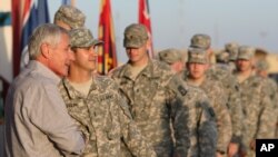Menhan AS Chuck Hagel disambut tentara AS setibanya di Camp Buehring, Kuwait (8/12).