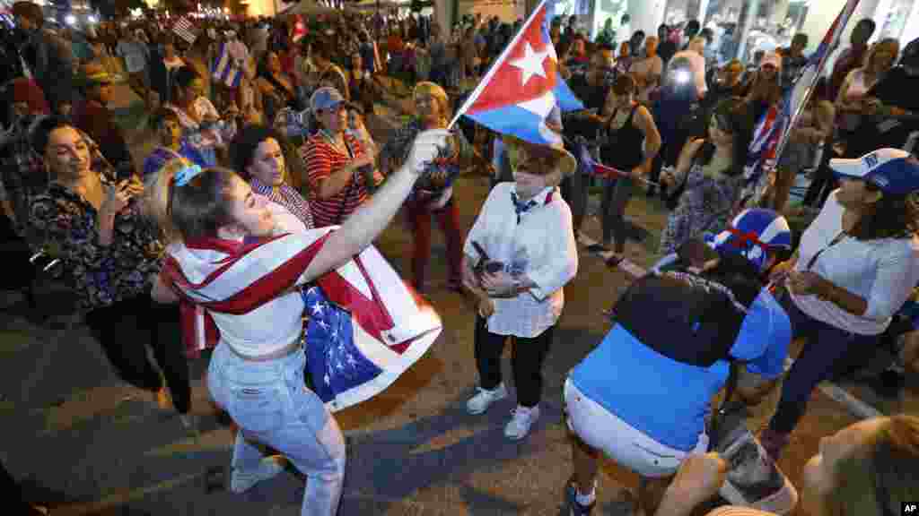 Plusiers jeunes cubains qui sont &nbsp;nés en exiles célèbrent la mort du dictateur en Floride, le 26 novembre 2016.