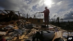 Jose Garcia Vicente montre sa maison détruite par l'ouragan Maria sur l'île de Porto Rico, le 25 septembre 2017.