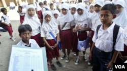 Seorang guru mengabsen murid-murid sebuah SD di Aceh (foto: dok.). Peningkatan anggaran pendidikan diharapkan mampu meningkatkan mutu pendidikan, khususnya di daerah-daerah di Indonesia.