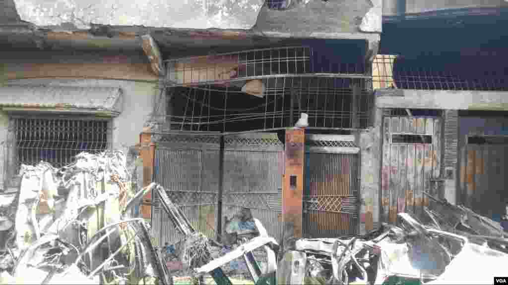 ڈپٹی کمشنر کورنگی نے بتایا کہ رہائشی آبادی میں کسی ہلاکت کی تصدیق نہیں ہوئی، البتہ تین خواتین زخمی ہوئی ہیں۔ 