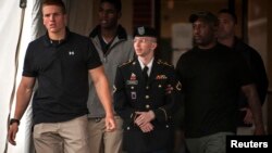Bradley Manning (au milieu)