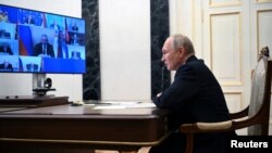 Vladimir Putin predsedava Savetom za bezbednost u Moskvi. (Foto: Sputnik/Alexander Kazakov/Kremlin via REUTERS)