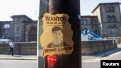 FILE: Gambar Daniel Abed Khalife, mantan tentara yang diduga melakukan tindak pidana terorisme, dipajang di dekat penjara Wandsworth tempat ia melarikan diri, di London, Inggris, 7 September 2023. (Anna Gordon/REUTERS)