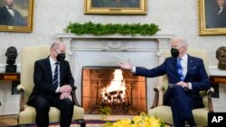جو بایدن، رییس جمهور امریکا، هنگام ملاقات با اولاف شولتز، صدراعظم آلمان، در قصر سفید 