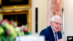 Përfaqësuesi i Lartë i Bashkimit Evropian për Punët e Jashtme dhe Politikën e Sigurisë Josep Borrell Fontelles flet gjatë takimit me Sekretarin e Shtetit Antony Blinken dhe Sekretaren e Energjisë Jennifer Granholm në Departamentin e Shtetit në Uashington, të hënën, 7 shkurt 2022. (AP Photo/Andrew Harnik)