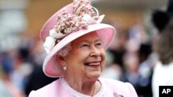 Arhiva - Britanska kraljica Elizabeta stiže na proslavu, u Bekingemskoj palati u Londonu, 29. maja 2019.