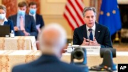 Sekretari i Shtetit Antony Blinken flet gjatë një takimi me Përfaqësuesin e Lartë të Bashkimit Evropian për Punët e Jashtme dhe Politikën e Sigurisë, Josep Borrell, dhe Komisioneren Evropiane për Energjinë Kadri Simson në Departamentin e Shtetit në Uashington, 7 shkurt 2022.