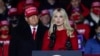 Mantan Presiden AS Donald Trump mengamati anaknya Ivanka Trump yang berpidato dalam sebuah kampanye di Kenosha, Wisconsin, pada 2 November 2020. (Foto: AP/Morry Gash) 