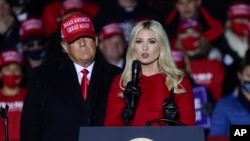 Mantan Presiden AS Donald Trump mengamati anaknya Ivanka Trump yang berpidato dalam sebuah kampanye di Kenosha, Wisconsin, pada 2 November 2020. (Foto: AP/Morry Gash) 