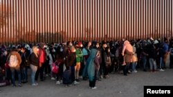 پناهجویان در عقب دیوار مرزی ایالات متحده با مکسیکو