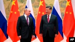 中国国家主席与俄罗斯总统普京2022年2月4日在北京举行会谈前合影 （美联社）