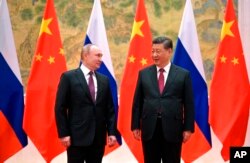 Presiden China Xi Jinping, kanan, dan Presiden Rusia Vladimir Putin berfoto sebelum melakukan pembicaraan di Beijing, China, Jumat, 4 Februari 2022. (Foto: via AP)
