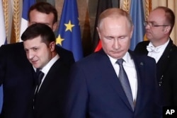 Presiden Rusia Vladimir Putin, kanan tengah, dan Presiden Ukraina Volodymyr Zelenskiy, kiri tengah, di Istana Elysee, Paris, Prancis pada 2019. (Foto: via AP)