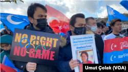 4일 미국 뉴욕 주재 중국 총영사관 앞에서 중국 소수민족 관계자들이 베이징 동계올림픽 반대 시위를 벌이고 있다. 