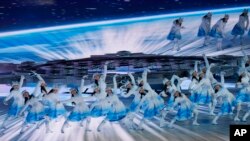 4일 중국 베이징 국립경기장에서 거행된 2022 동계올림픽 개막식에서 무용수들이 공연하고 있다.