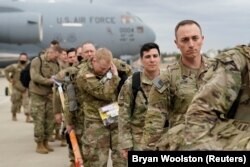 Vojno osoblje iz 82. zračno-desantne divizije i 18. zračno-desantnog korpusa ukrcava se u transportni avion C-17 za raspoređivanje u istočnoj Europi, usred eskalacije napetosti između Ukrajine i Rusije, u Fort Braggu, Sjeverna Karolina, SAD, 3. februar 2022. REUTERS/Bryan Woolston TPX SLIKE DANA