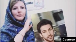 فرزانه انصاری‌فر، خواهر فرزاد انصاری‌فر یکی از جان‌باختگان اعتراضات آبان ۹۸ در بهبهان