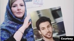 فرزانه انصاری‌فر، خواهر فرزاد انصاری‌فر یکی از جان‌باختگان اعتراضات آبان ۹۸ در بهبهان