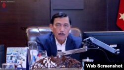 Menko Marves Luhut Binsar Pandjaitan dalam telekonferensi pers di Jakarta, Senin (7/2) mengatakan pemerintah menetapkan level 3 PPKM di wilayah Jabodetabek hingga Bali menyusul kenaikan kasus COVID-19. (VOA)