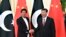 Chủ tịch Trung Quốc Tập Cận Bình bắt tay Thủ tướng Pakistan Imran Khan tại Đại lễ đường Nhân dân ở Bắc Kinh ngày 18/4/2019.