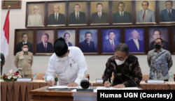 Menhan Prabowo Subianto dan Rektor UGM Prof Panut Mulyono menandatangani kerja sama dua pihak. (Foto: Courtesy/Humas UGM)