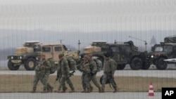 美国陆军第82空降师的军人在抵达波兰东南部的热舒夫-贾西卡机场后从一架运输机卸下车辆。(2022年2月6日)