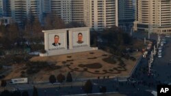 북한 평양 중심가에 김일성, 김정일 부자 초상화가 세워져있다.