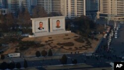 북한 평양 중심가의 김일성, 김정일 선전물.