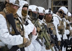 Penduduk setempat menghadiri pelatihan untuk semua warga Ukraina yang mengkampanyekan "Jangan panik! Bersiaplah!" dekat dengan Kyiv, Ukraina, 6 Februari 2022. (AP//Efrem Lukatsky)