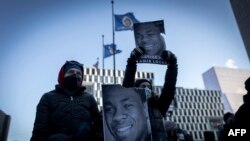 Para pengunjuk rasa membawa foto Amir Locke dalam aksi protes mengutuk pembunuhan terhadap Locke di luar gedung pemerintahan di Minneapolis, Minnesota, pada 5 Februari 2022. (Foto: AFP/Kerem Yucel)