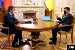 Rais wa Ukraine Volodymyr Zelenskyy (Kulia) alipokutana na Rais wa Ufaransa Emmanuel Macron Feb. 8, 2022, Kyiv, Ukraine.