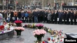 Ribuan orang berkumpul di Place de la Republique, Paris untuk mengenang para korban penyerangan kantor majalah Charlie Hebdo. 1 Januari 2016.