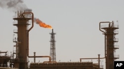 Kilang minyak terbesar Irak di Baiji, Irak. (AP Photo/Stan Honda, Pool)