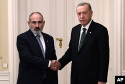 FILE - Armenian Prime Minister Nikol Pashinyan meets with Turkish President Recep Tayyip Erdogan in Prague, Czech Republic, Oct. 6, 2022. Turkish and Armenian envoys convened at the nations’ shared border on July 30, 2024, to discuss normalizing ties. (Turkish Presidency via AP)