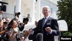 조 바이든(오른쪽) 미국 대통령이 17일 러시아 매체들이 보도한 미국인 포로들의 행방에 관해 백악관 출입기자단 질문에 답하고 있다.