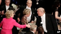 Hilari Klinton se rukuje sa Donaldom Trampom na humanitarnoj večeri fondacije Alfred Smit 