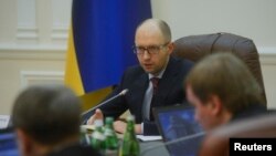 Novi premijer Ukrajine Arsenij Jacenjuk predsedava sastankom u Kijevu 27. februara 2014. 