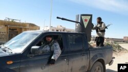 Militan ISIS merebut sebuah kendaraan Kurdi di Desa Tal Tamr, provinsi Hassakeh dalam serangan pekan lalu (foto: dok).