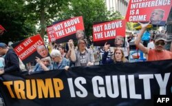 Ljudi reaguju ispred suda na Manhattanu nakon Trump proglašen krivim.